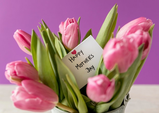 Arreglo de tulipanes con tarjeta