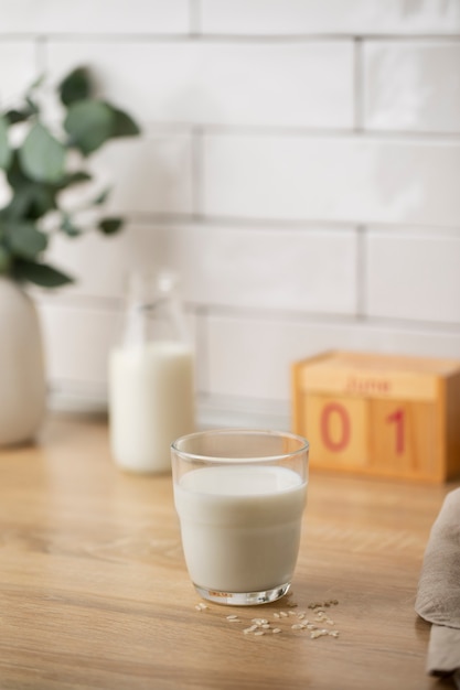 Foto gratuita arreglo de vaso de leche y semillas en la mesa