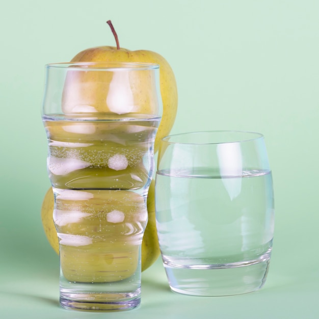 Arreglo con vasos de agua de diferentes tamaños.