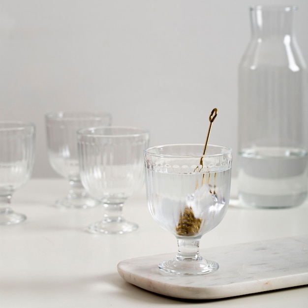 Arreglo de vasos con cubito de hielo