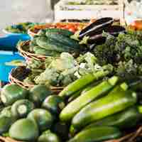 Foto gratuita arreglo de vegetales en canasta de mimbre en el mercado