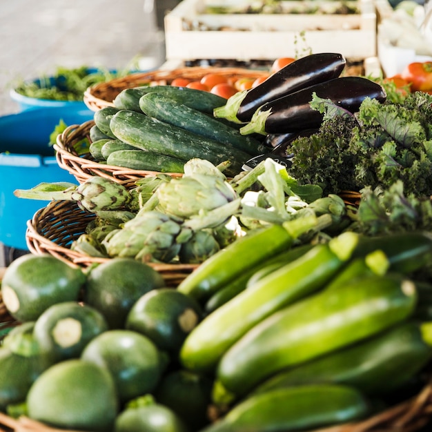 Arreglo de vegetales en canasta de mimbre en el mercado