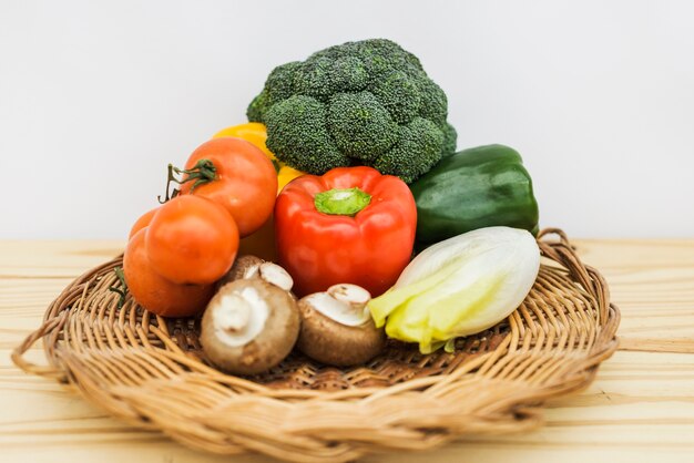 Arreglo de vegetales saludables en un plato