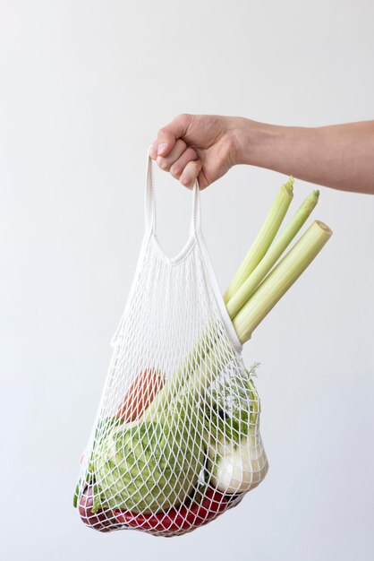 Arreglo de verduras en una bolsa textil