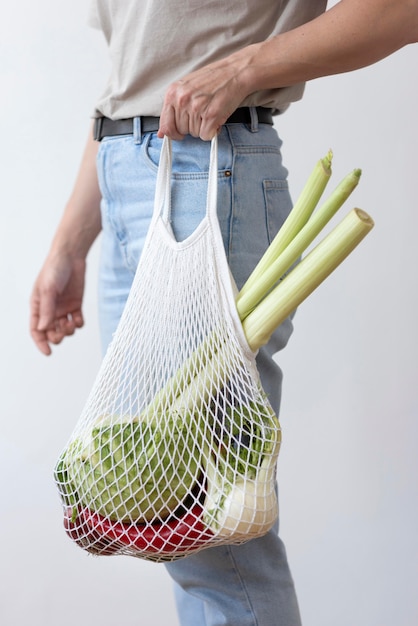 Foto gratuita arreglo de verduras en una bolsa textil