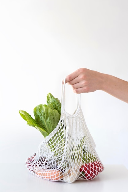 Arreglo de verduras en una bolsa textil