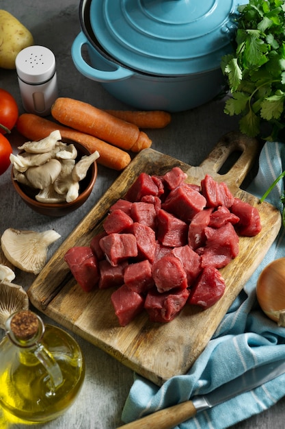 Foto gratuita arreglo de verduras y carne cruda de alto ángulo