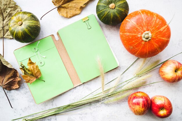 Arreglo con verduras y cuaderno abierto