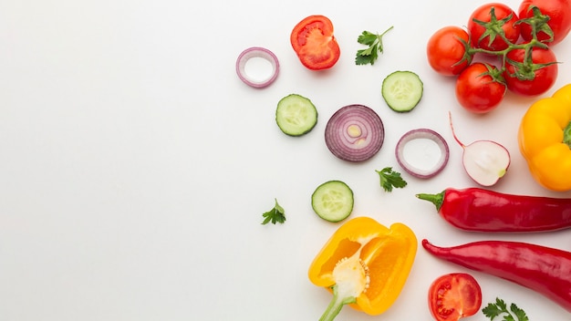 Arreglo de verduras con espacio de copia