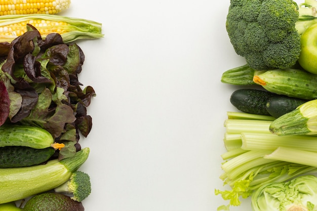 Arreglo de verduras frescas en plano
