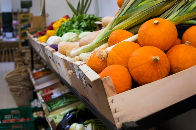 Arreglo de verduras en el mercado