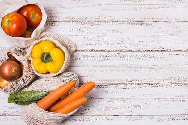 Foto gratuita arreglo de verduras sobre fondo de madera con espacio de copia