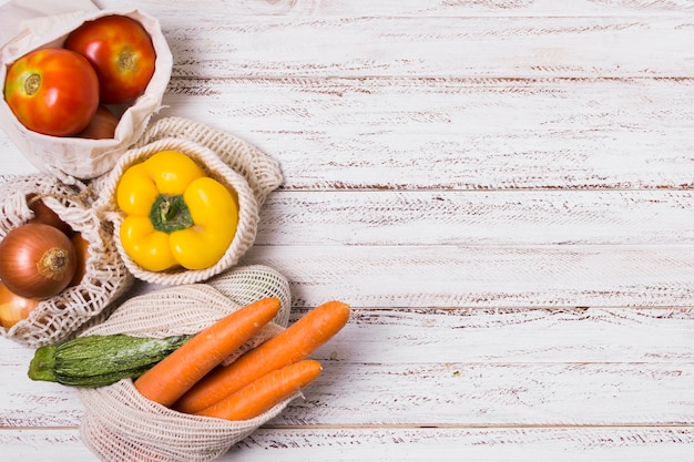 Arreglo de verduras sobre fondo de madera con espacio de copia