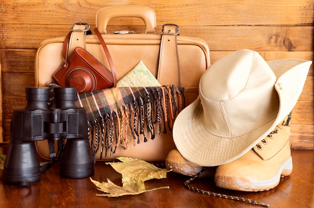 Foto gratuita arreglo de viaje de otoño de vista frontal