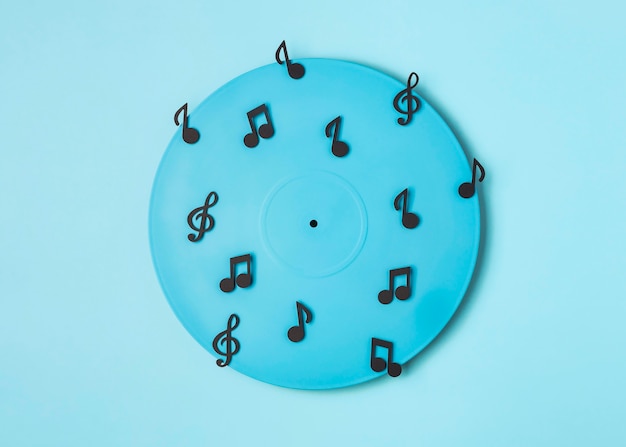 Arreglo de vinilo pintado de azul con notas musicales