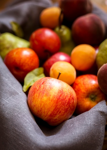 Arreglo de vista frontal de deliciosas frutas frescas