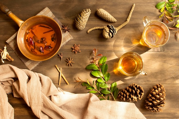 Foto gratuita arreglo de vista superior de bebida de invierno de té