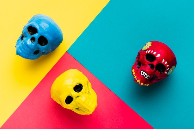 Foto gratuita arreglo de vista superior con calaveras de colores