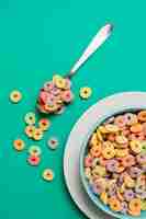 Foto gratuita arreglo de vista superior con cereales y fondo verde