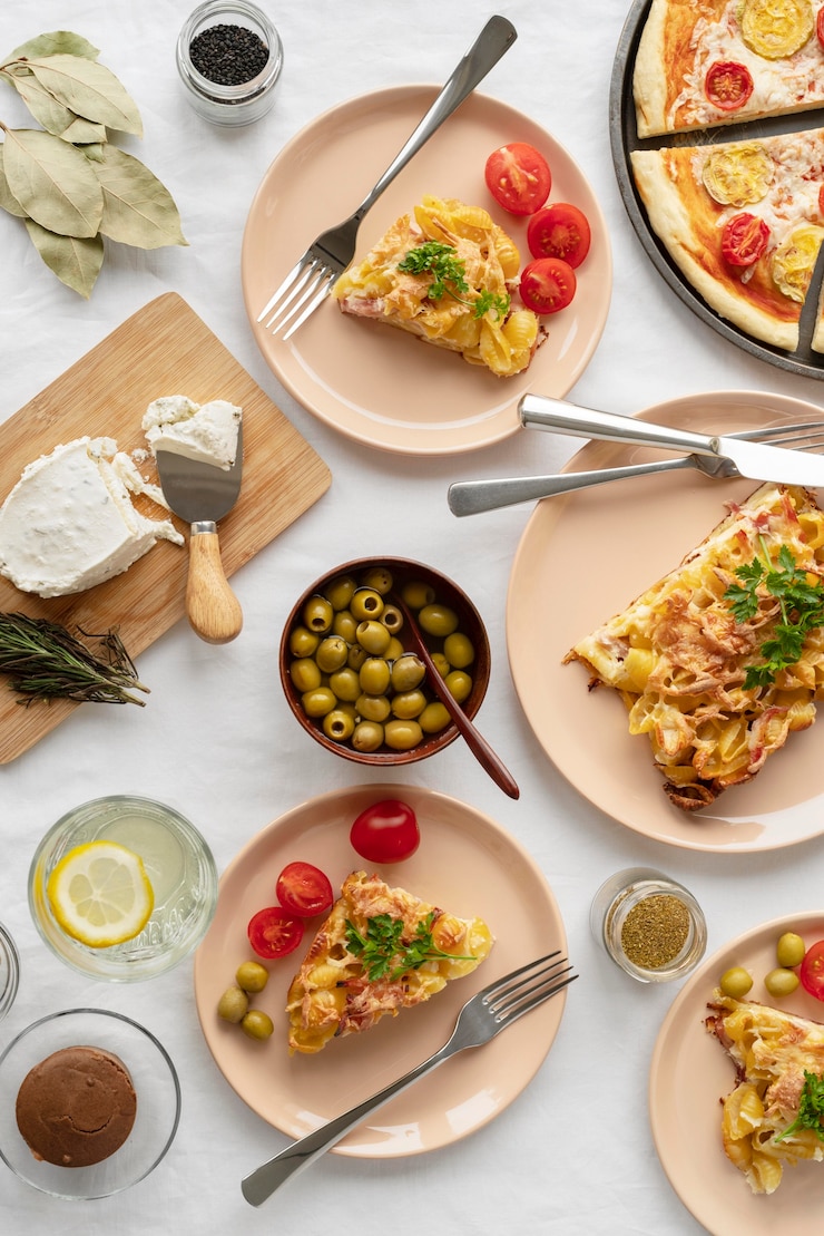 Foto gratuito arreglo de vista superior con comida sabrosa