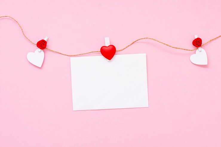 Foto gratuito arreglo de vista superior con corazones y papel