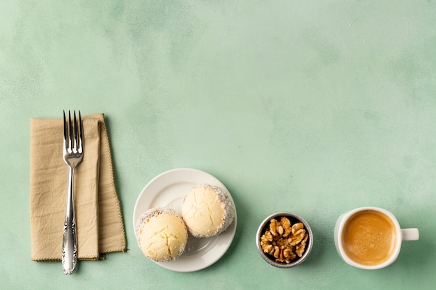 Foto gratuita arreglo de vista superior con desayuno y tenedor