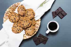 Foto gratuita arreglo vista superior con galletas, chocolate negro y café.