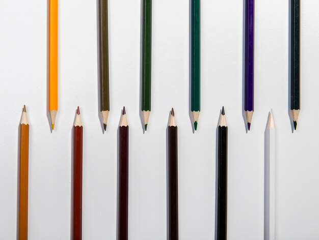 Arreglo de vista superior de lápices de colores