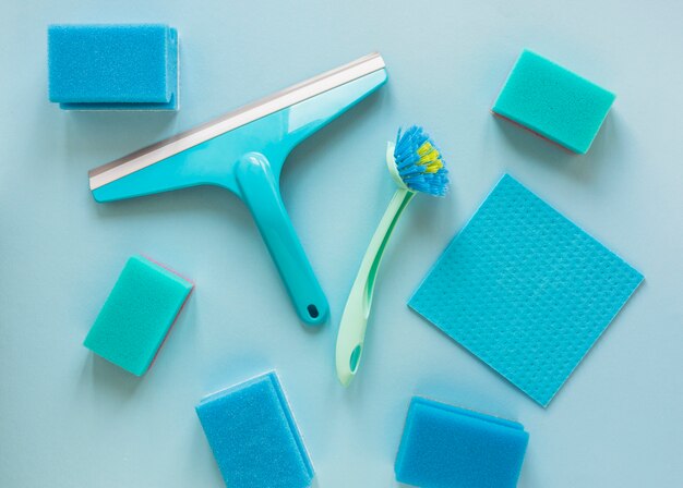 Arreglo de vista superior con productos de limpieza azules