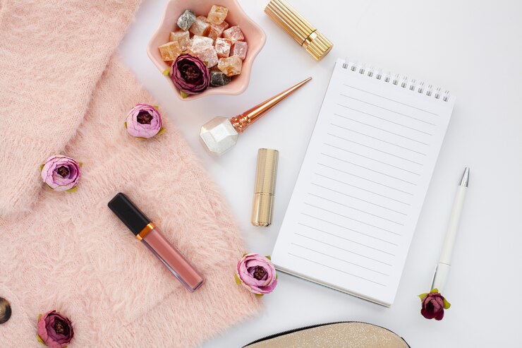Foto gratuito arreglo de vista superior con productos de maquillaje y cuaderno