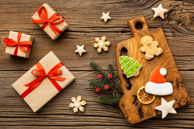 Arreglo de vista superior de regalos y galletas de Navidad
