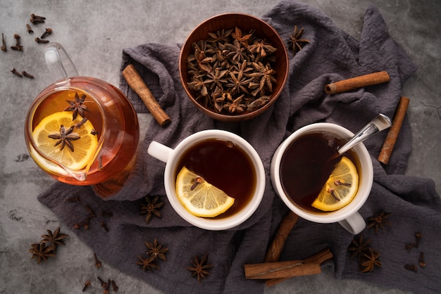 Arreglo de vista superior con tazas de té y hierbas