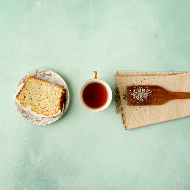 Arreglo de vista superior con tostadas y taza de té