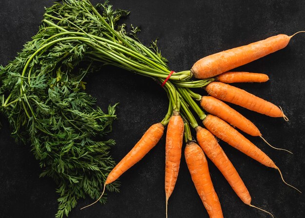Arreglo de vista superior de zanahorias frescas