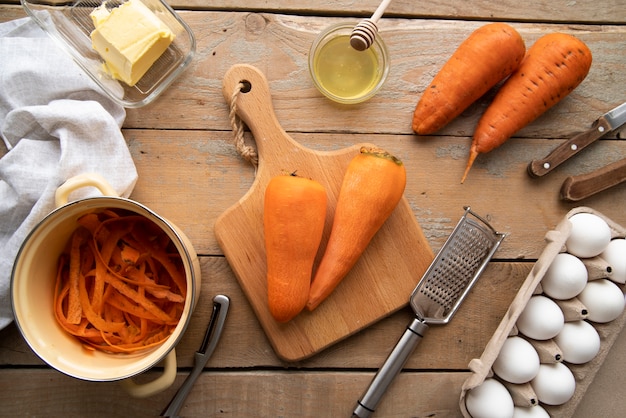 Foto gratuita arreglo de zanahorias y huevos de vista superior