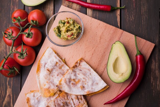 Desde arriba arreglo de comida mexicana diferente.