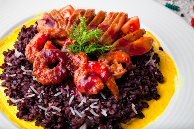 Desde arriba camarones rebozados con arroz rojo y verduras en plato blanco