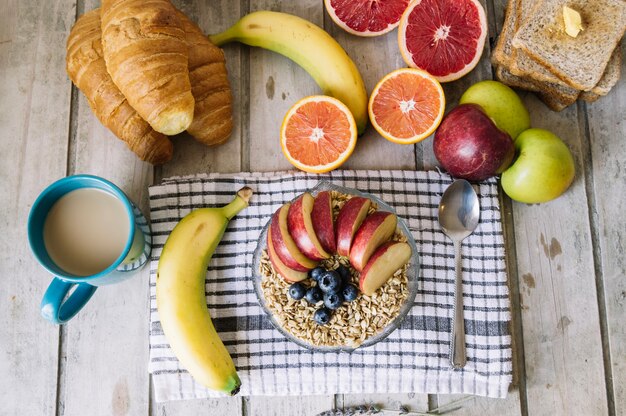 De arriba los cereales y las frutas