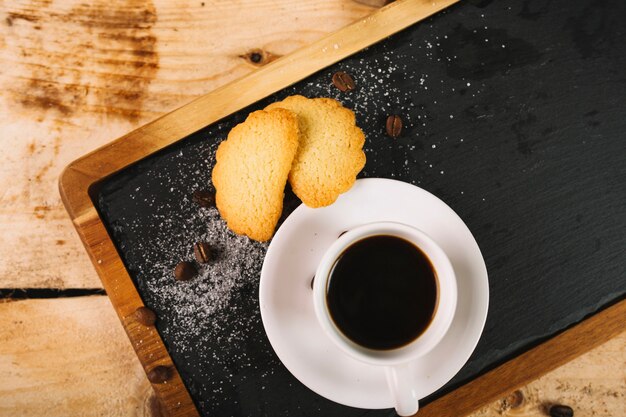 Desde arriba, galletas cerca del café