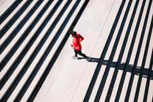 Foto gratuita desde arriba hombre corriendo en las escaleras