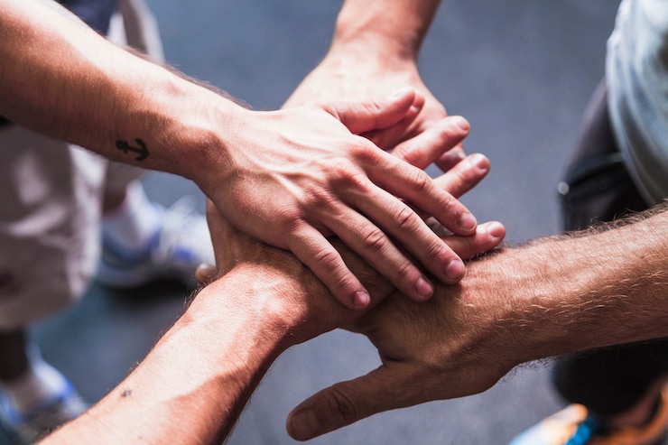 Foto gratuito desde arriba, hombres tomados de la mano juntos