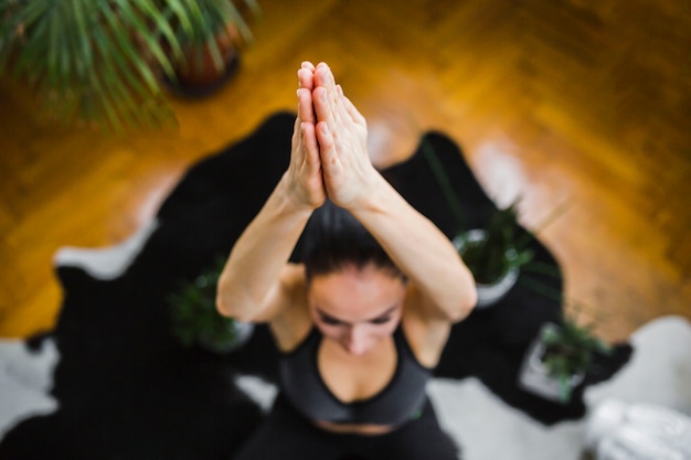 Foto gratuita desde arriba, mujer borrosa meditando