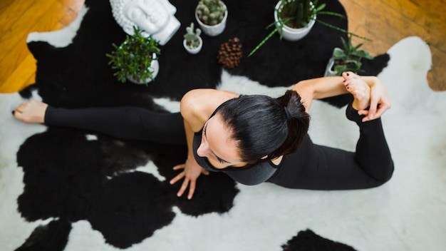 Foto gratuita desde arriba mujer en pose de yoga