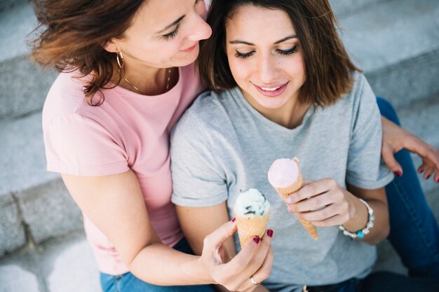 Desde arriba, mujeres comiendo helado en los pasos