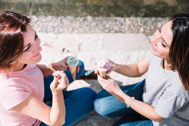 Desde arriba, mujeres comiendo helado