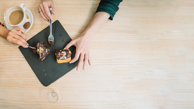 De arriba mujeres comiendo postre