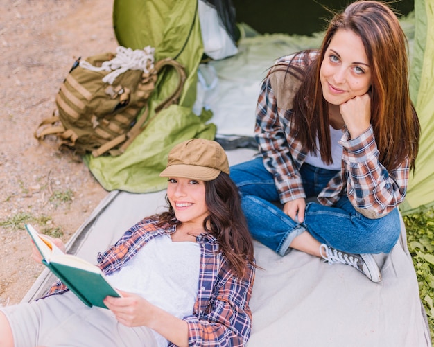 Foto gratuita desde arriba, mujeres leyendo cerca de la tienda