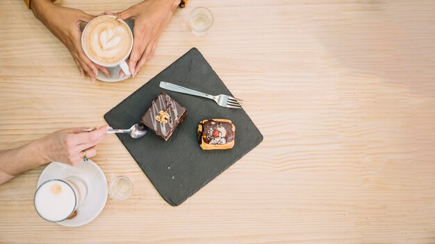 Desde arriba mujeres con postre y café