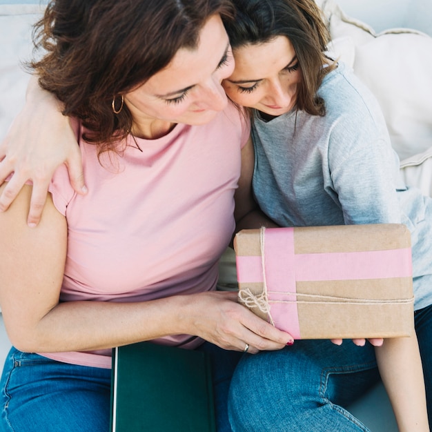 Desde arriba mujeres con regalo