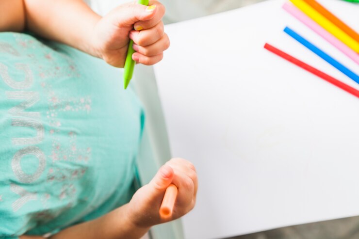 Foto gratuito desde arriba niño con lápices de colores